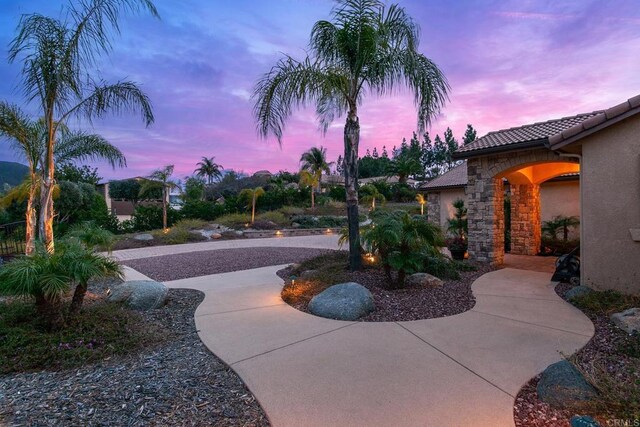 view of yard at dusk