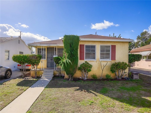 bungalow featuring a front yard