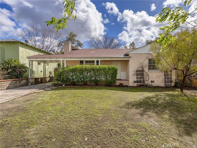 view of front of property featuring a front lawn