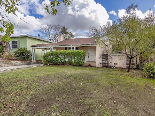 view of front of property with a front yard