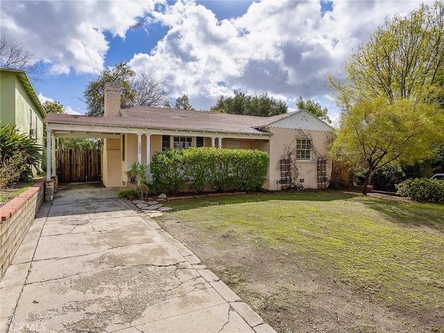 view of front of home featuring a carport and a front lawn