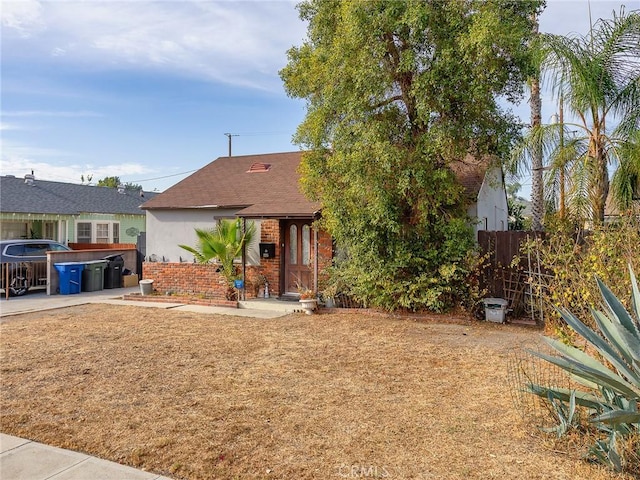 view of front of home featuring a front lawn