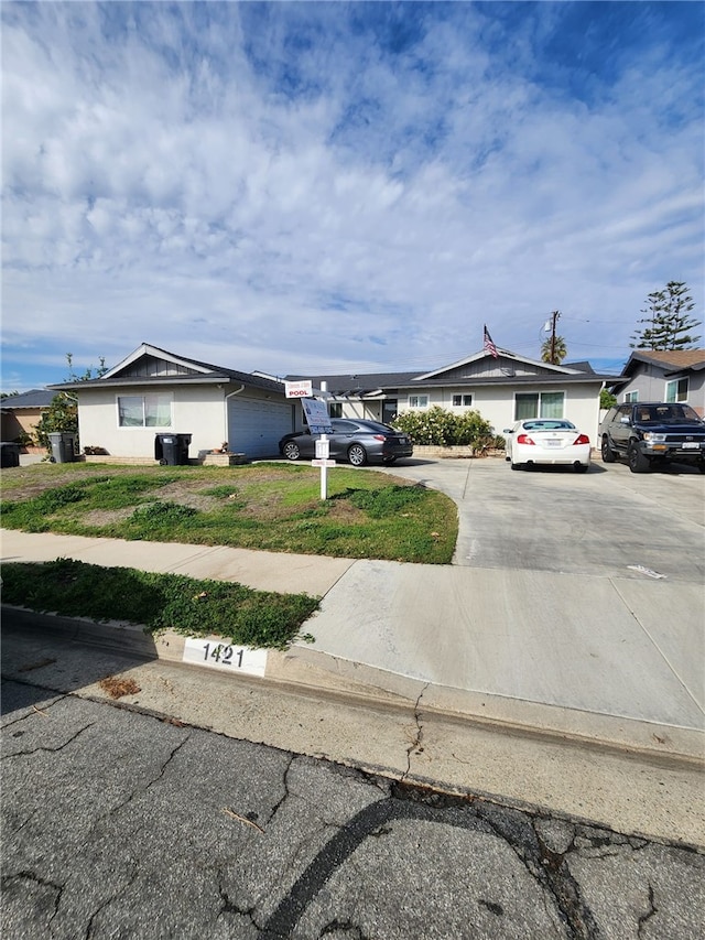 ranch-style house featuring a front lawn