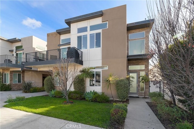 view of front of house featuring a front lawn