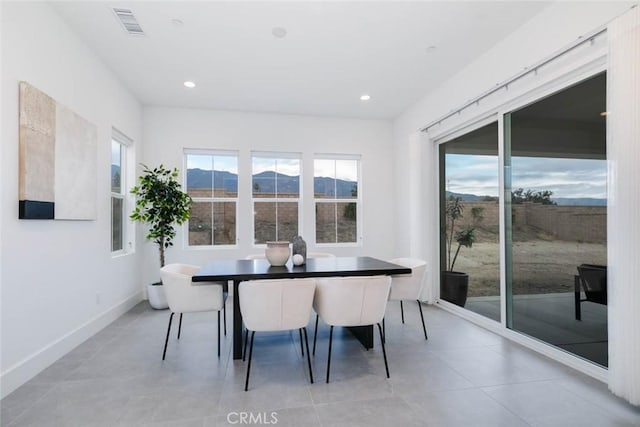 dining space featuring a mountain view