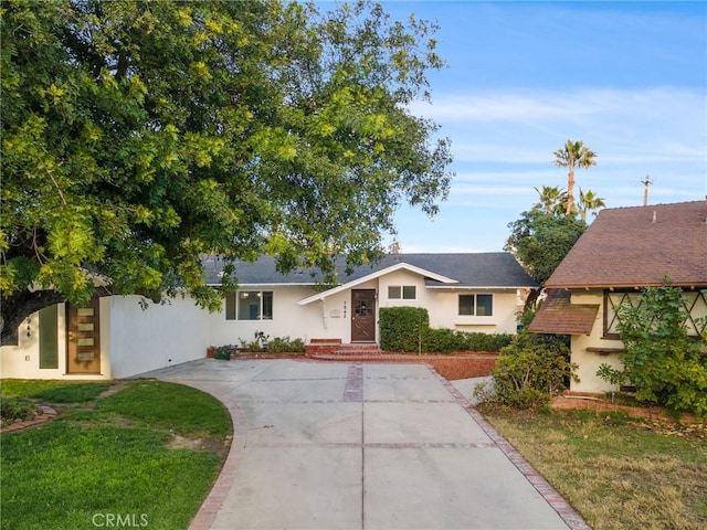 single story home featuring a front lawn