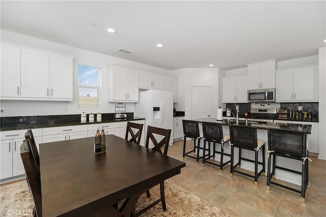 dining space featuring visible vents and recessed lighting