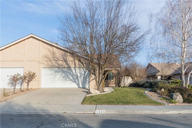 view of front facade featuring a garage and a front lawn