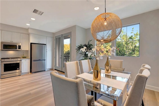 dining room featuring light wood-style floors, baseboards, visible vents, and recessed lighting