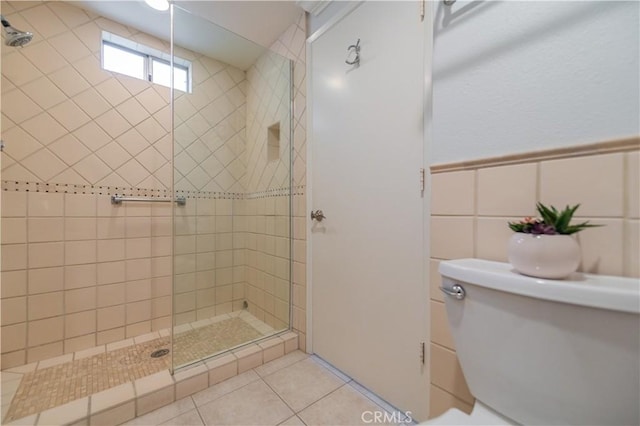 2381 Via Mariposa W Unit 2C, Laguna Woods, CA 92637 - bathroom featuring a tile shower, toilet, and tile patterned floors