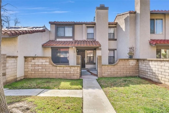 view of front of home featuring a front yard