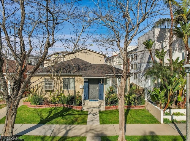 view of front facade with a front yard