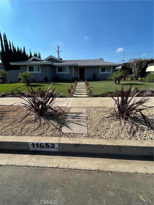 single story home with a front lawn