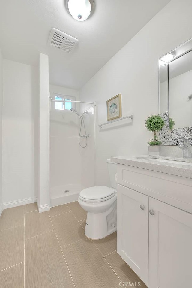 full bath featuring toilet, a shower stall, visible vents, and vanity