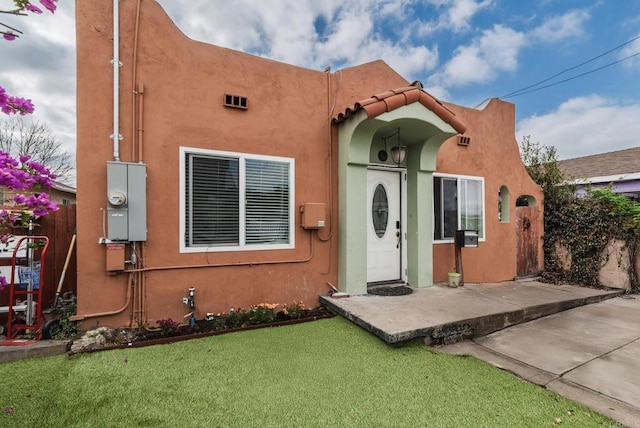 view of front of property with a front yard