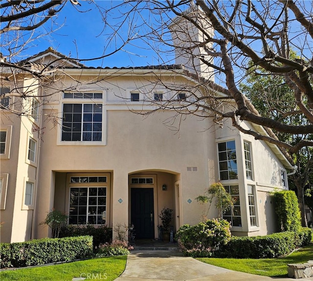 view of front facade featuring a front yard