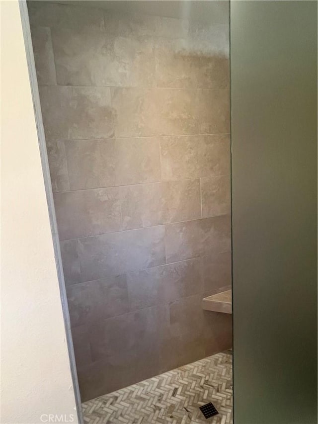 bathroom featuring tiled shower