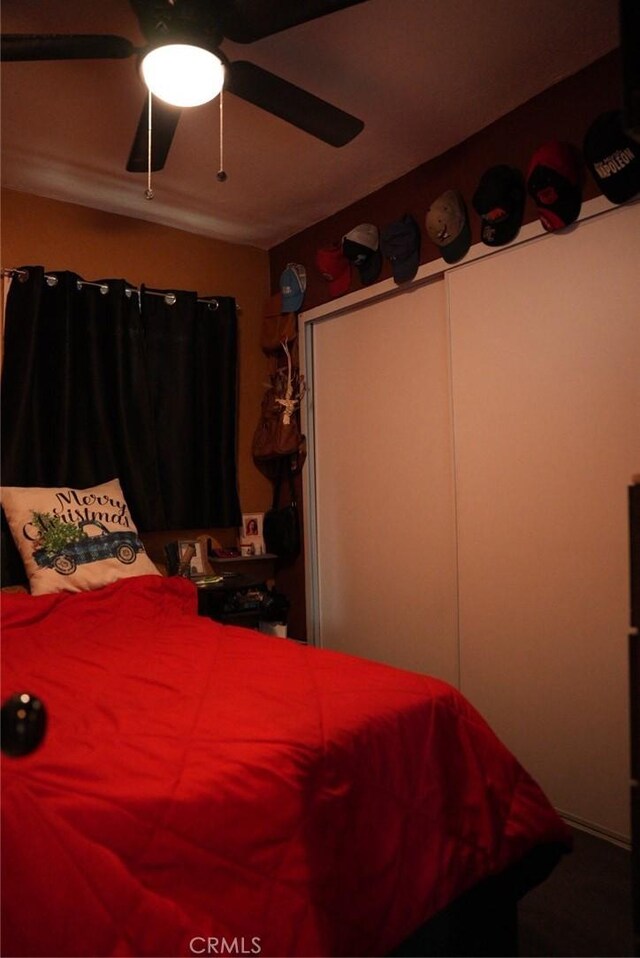 bedroom featuring ceiling fan