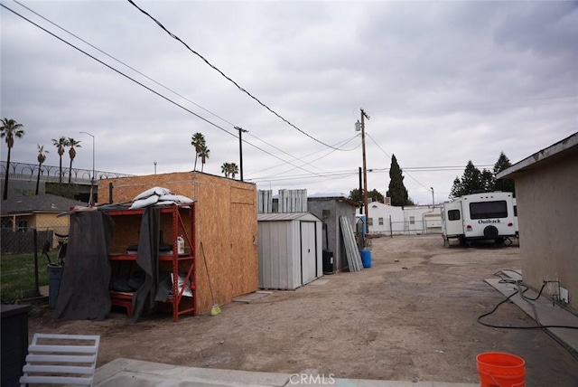 view of yard featuring a storage unit