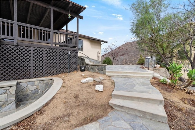 view of yard featuring a mountain view