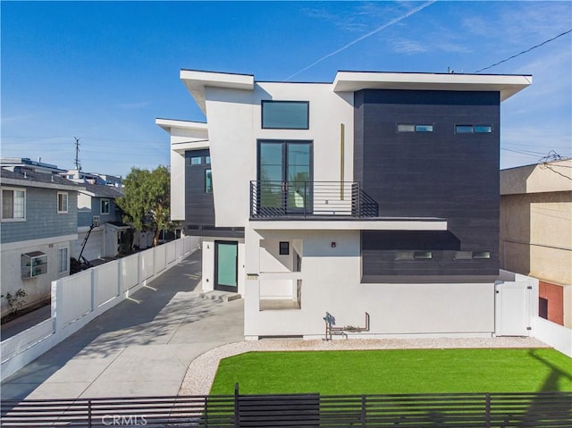 2319 Huntington Ln Unit A, Redondo Beach, CA 90278 - rear view of house featuring a fenced front yard and stucco siding