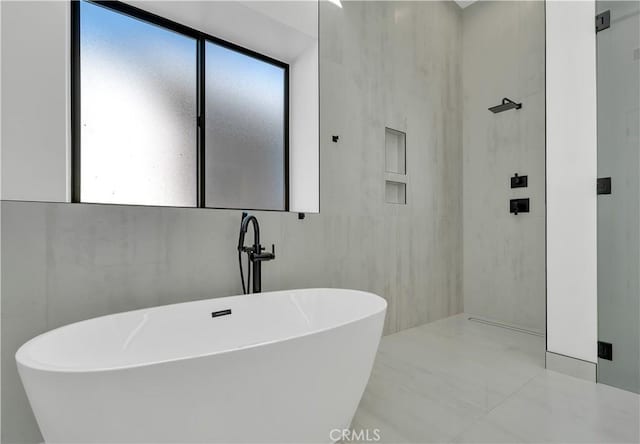 2319 Huntington Ln Unit A, Redondo Beach, CA 90278 - bathroom featuring a freestanding tub and a sink