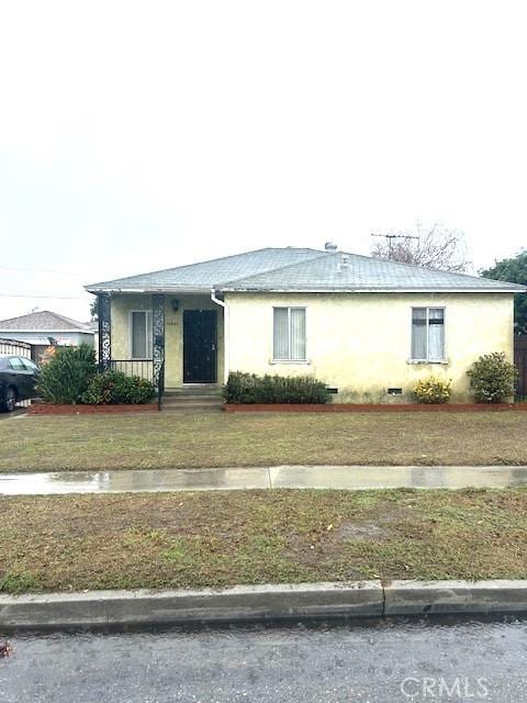 view of front of house featuring a front yard