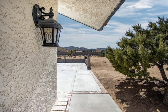 view of yard with a mountain view