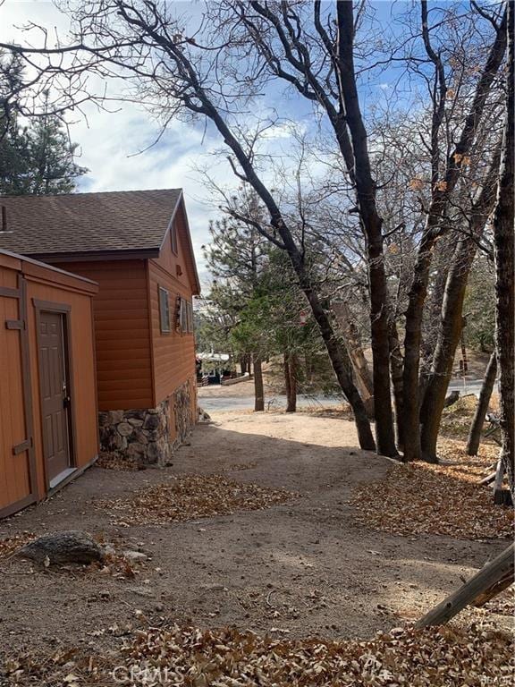 view of yard with a storage shed