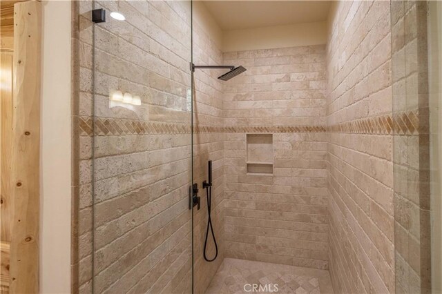 43625 Wolf Rd, Big Bear Lake, CA 92315 - bathroom featuring tiled shower