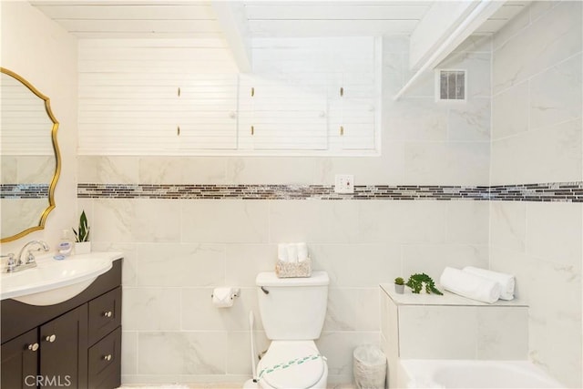 579 E Victoria Ct, Lake Arrowhead, CA 92352 - full bath featuring a washtub, toilet, vanity, and visible vents
