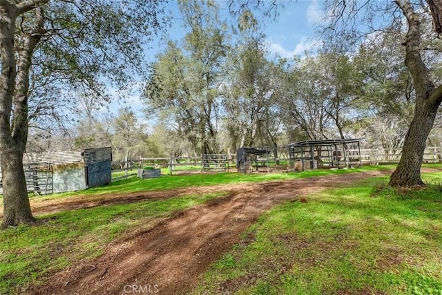 view of yard featuring an outdoor structure