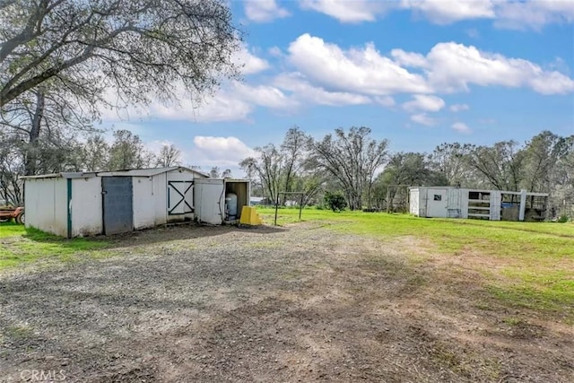 view of yard featuring an outbuilding