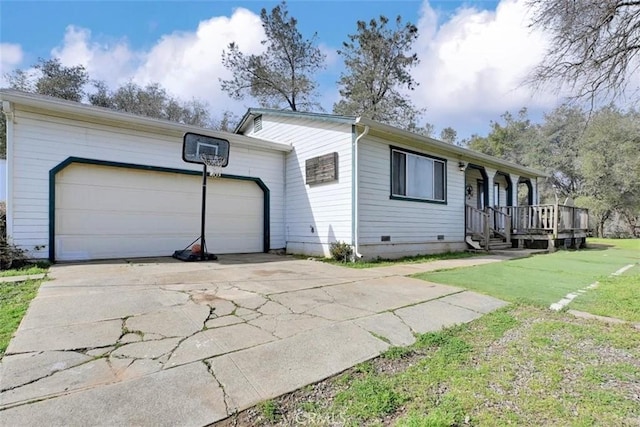 view of front of home featuring a front lawn and a garage