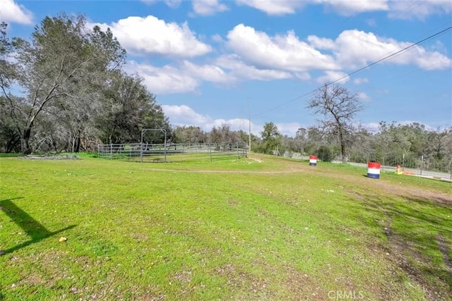 view of yard featuring a rural view