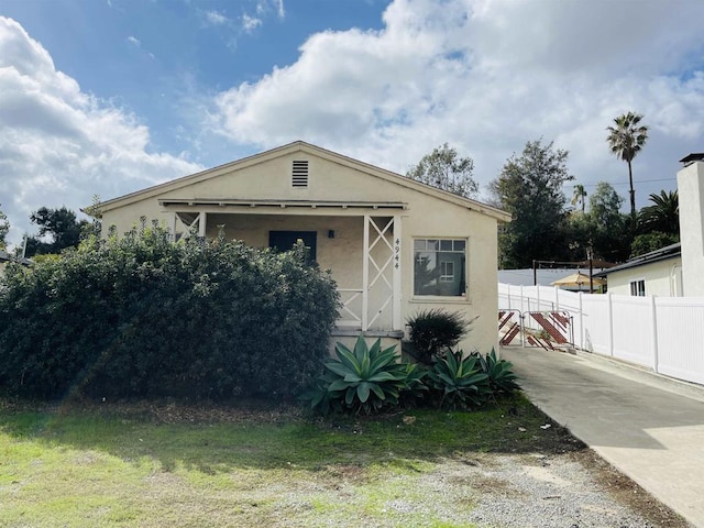 bungalow featuring a front yard