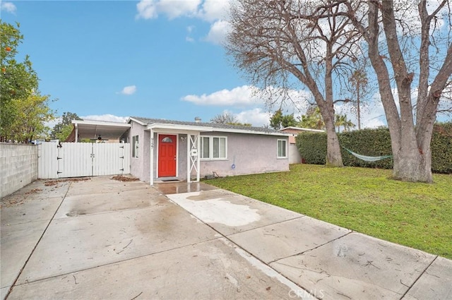 view of front of property with a front yard