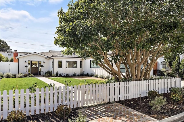 view of front of property featuring a front yard