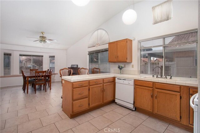 2869 Maple Dr, Hemet, CA 92545 - kitchen featuring dishwasher, vaulted ceiling, a sink, a peninsula, and ceiling fan