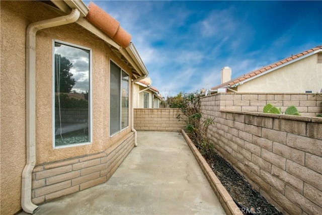 2869 Maple Dr, Hemet, CA 92545 - view of side of home with a patio area, a fenced backyard, and stucco siding