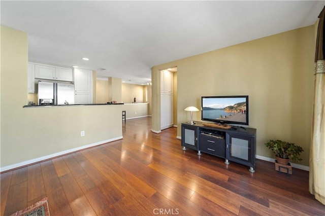 living area featuring dark wood-style floors, recessed lighting, and baseboards