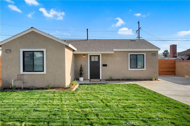 view of front of home featuring a front yard