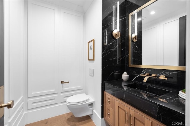 full bath featuring toilet, vanity, and decorative backsplash