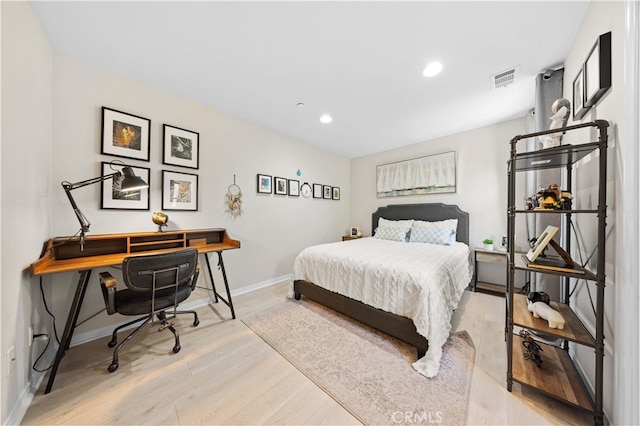 bedroom with light wood-style floors, visible vents, baseboards, and recessed lighting