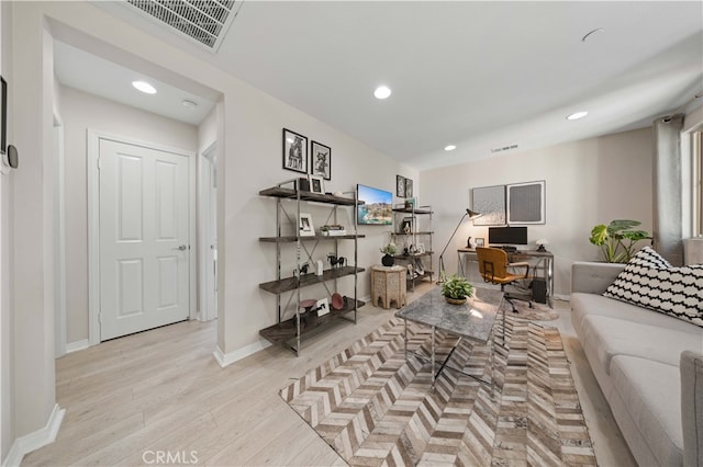 living area featuring recessed lighting, visible vents, light wood-style flooring, and baseboards