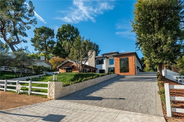 view of front of house featuring a front lawn