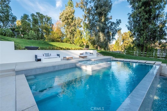 view of pool featuring an in ground hot tub and a yard