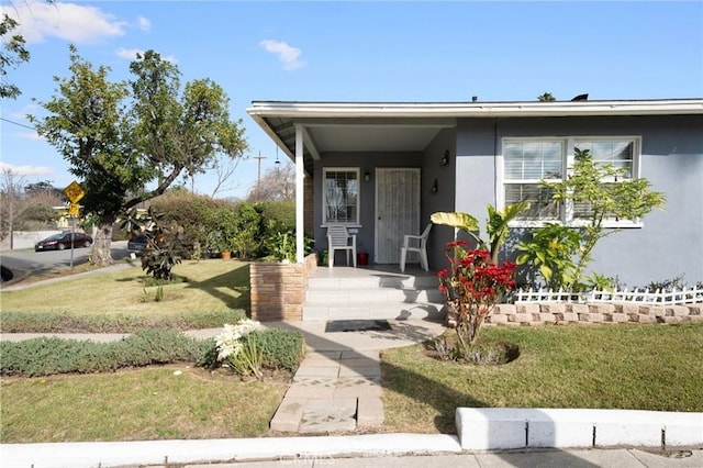 view of front facade featuring a front yard and covered porch