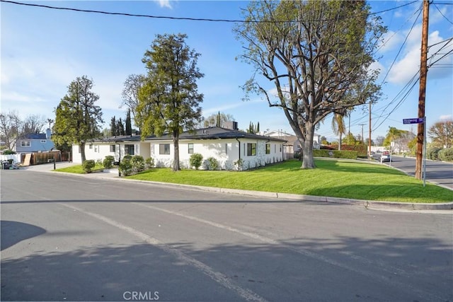 single story home featuring a front lawn