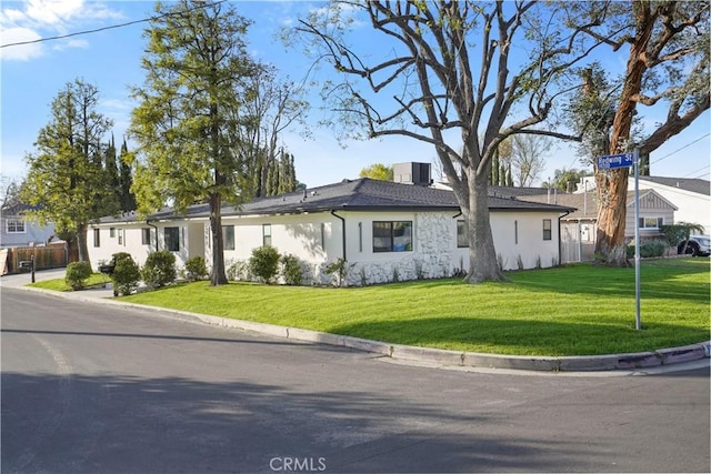 single story home featuring a front yard